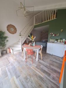 Dépendance entre CAEN et la mer