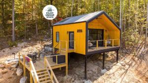 Blooming Redbud Treehouse with private hot tub