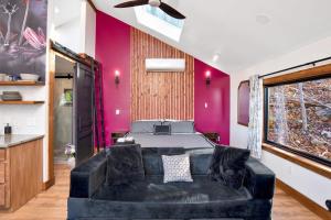 Blooming Redbud Treehouse with private hot tub