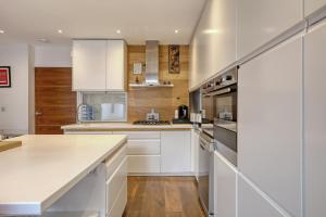 Stunning 4 Bedroom, 3 Bathroom House with Private Hottub & Gym - Escape London, in Lonon