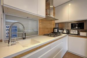 Stunning 4 Bedroom, 3 Bathroom House with Private Hottub & Gym - Escape London, in Lonon