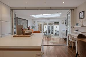 Stunning 4 Bedroom, 3 Bathroom House with Private Hottub & Gym - Escape London, in Lonon