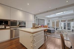 Stunning 4 Bedroom, 3 Bathroom House with Private Hottub & Gym - Escape London, in Lonon