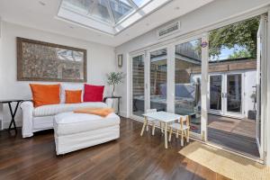 Stunning 4 Bedroom, 3 Bathroom House with Private Hottub & Gym - Escape London, in Lonon