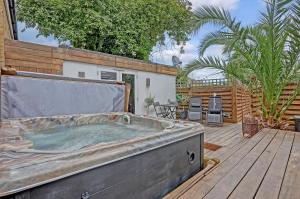Stunning 4 Bedroom, 3 Bathroom House with Private Hottub & Gym - Escape London, in Lonon
