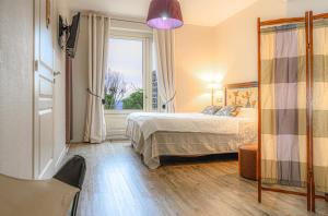 Hotels Logis hotel-restaurant les collines 59 route des cretes : Chambre Triple avec Terrasse