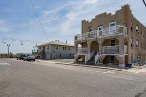 Luxury 1-Bedroom in Seaside Heights Perfect Location on the boardwalk, watch the waves from the porch! - 3hvězdičkové hotely ve městě Seaside Heights