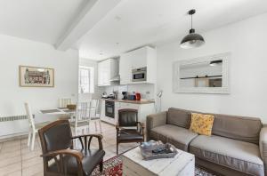 Bellevue Cité Chez Jean - vue directe Cité, Cité à 200m, clim, parking public gratuit à 200m, WIFI - Direct view Cité, 200m to Cité, Aircon, free public car park 200m, WIFI