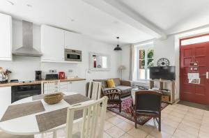 Maisons de vacances Bellevue Cite Chez Jean - vue directe Cite, Cite a 200m, clim, parking public gratuit a 200m, WIFI - Direct view Cite, 200m to Cite, Aircon, free public car park 200m, WIFI : photos des chambres