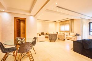 Casablanca 3 Bed Unit in Triangle Dor With Parking