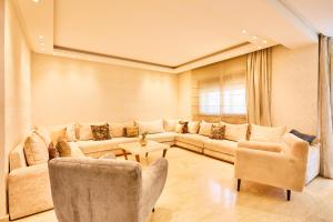 Casablanca 3 Bed Unit in Triangle Dor With Parking