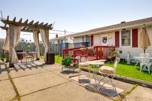 2 Mi to Walden Galleria Apartment with Patio