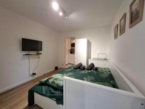 Escapade à deux ou en télétravail, Studio calme avec Parking gratuit, WiFi rapide, proche ligne 14, Paris centre et Aéroport dOrly