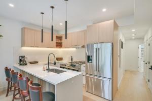 Near Biotechs and MIT Cozy Condo with Fireplace