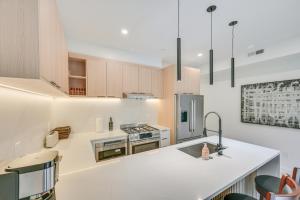 Near Biotechs and MIT Cozy Condo with Fireplace