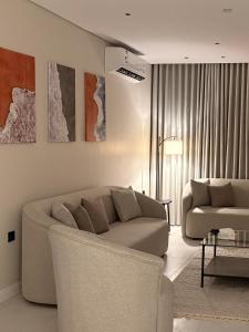 شقة فندقية حديثة غرفة نوم وصالة ومطبخ