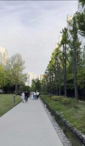 OPEN SALE, SONG Stay Park, Airport Railroad, Hongdae Station, Yeontral Park, 7 people, queen bed, air conditioner in each room, dryer, WiFi, foreigners only