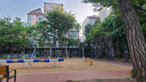 OPEN SALE, SONG Stay Park, Airport Railroad, Hongdae Station, Yeontral Park, 7 people, queen bed, air conditioner in each room, dryer, WiFi, foreigners only