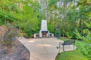 Game Room and Patio Luxe Retreat Near Lake Norman! - 3hvězdičkové hotely ve městě Denver