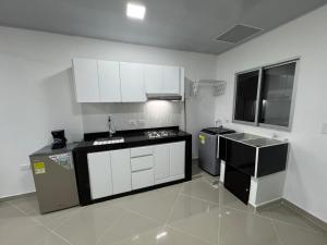 Moderno apartaestudio amoblado con parqueadero