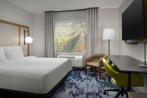 Standard King Room with Adapted Tub - Mobility and Hearing Accessible room in Fairfield by Marriott Inn & Suites Portland Newberg