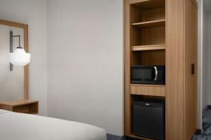 King Suite with Sofa Bed room in Fairfield by Marriott Inn & Suites Portland Newberg