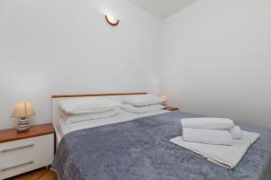 Apartments with parking space Duce, Omis - 2778