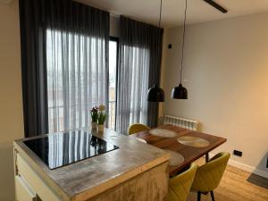 Amplio, elegante y céntrico departamento a metros del mar