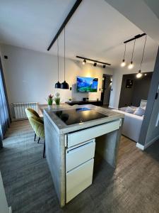 Amplio, elegante y céntrico departamento a metros del mar