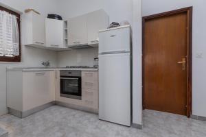 Apartments by the sea Pisak, Omis - 22946