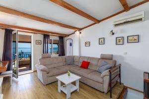 Family friendly house with a swimming pool Makarska - 23571