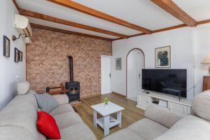 Family friendly house with a swimming pool Makarska - 23571