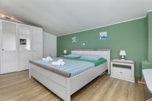 Family friendly house with a swimming pool Makarska - 23571