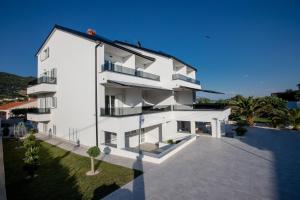 Apartments by the sea Banjol, Rab - 21635 
