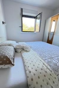 Apartments with parking space Trogir - 24640