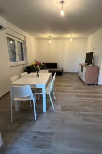 Apartments with parking space Trogir - 24640