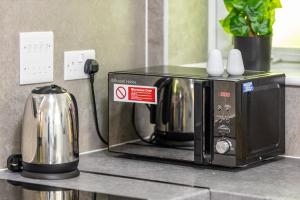 Peaceful London Stay 2BR Walkable Locale