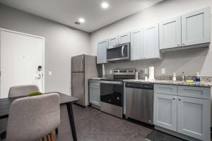 CozySuites Modern 1BR in Downtown Pitts #1