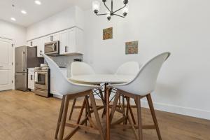 CozySuites Glendale by the stadium with pool 24