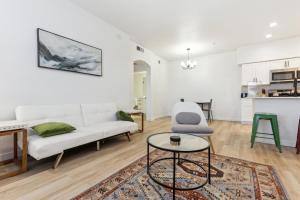 CozySuites Glendale by the stadium with pool 19