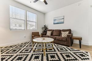 CozySuites Glendale by the stadium with pool 21