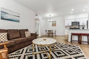 CozySuites Glendale by the stadium with pool 21