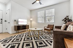 CozySuites Glendale by the stadium with pool 21