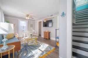 Serene Beachy Bungalow with Large Screened Porch!