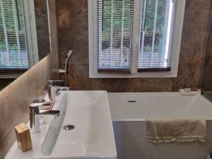 Carqueiranne: Villa de Charme avec Piscine, Vue Mer, pour 8 Personnes - FR-1-599-119