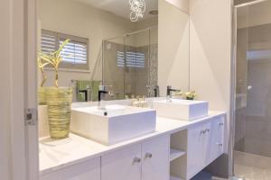 Stylish Retreat Steps from Geelong Waterfront, with Parking, Wi-Fi, AC