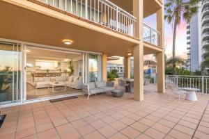 Orion 2 - Beachfront Rainbow Bay Coolangatta -Linen Supplied - Min. 3 night stays year round!