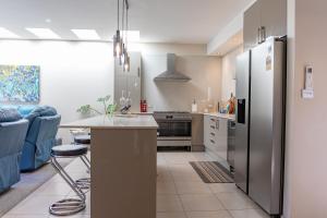 吉朗 Stylish Retreat Steps from Geelong Waterfront, with Parking, Wi-Fi, AC 单人房 套房