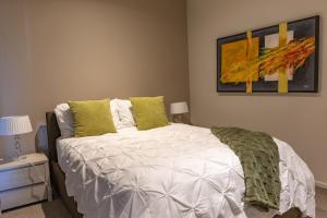 Stylish Retreat Steps from Geelong Waterfront, with Parking, Wi-Fi, AC