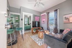 Jungle Themed Apt. Close to Coffee, Food + Shops!